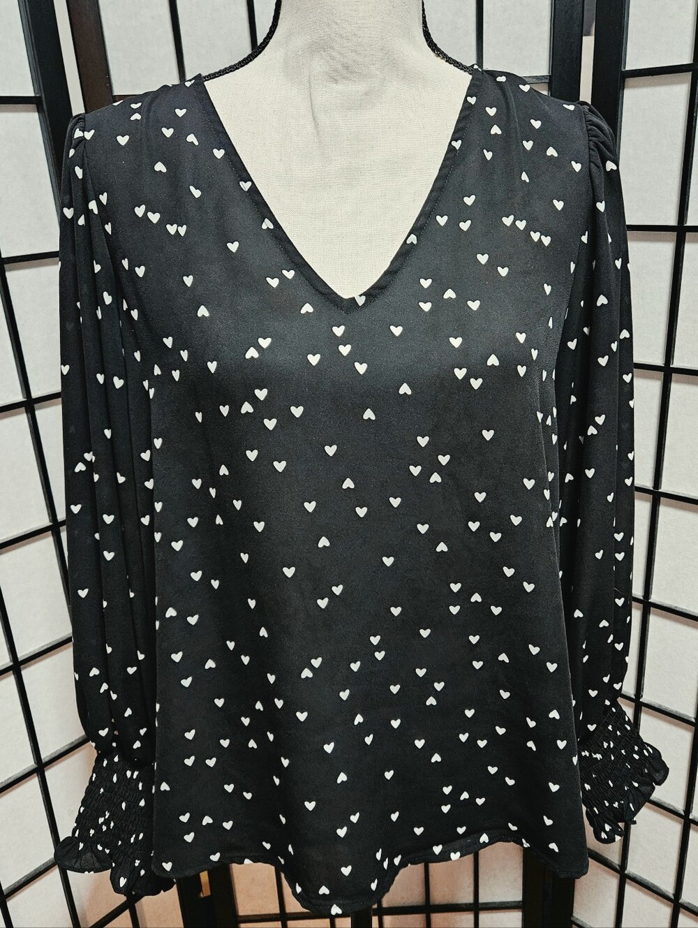 Cece Medium Back & White Heart Print Smocked Cuff V-Neck Blouse